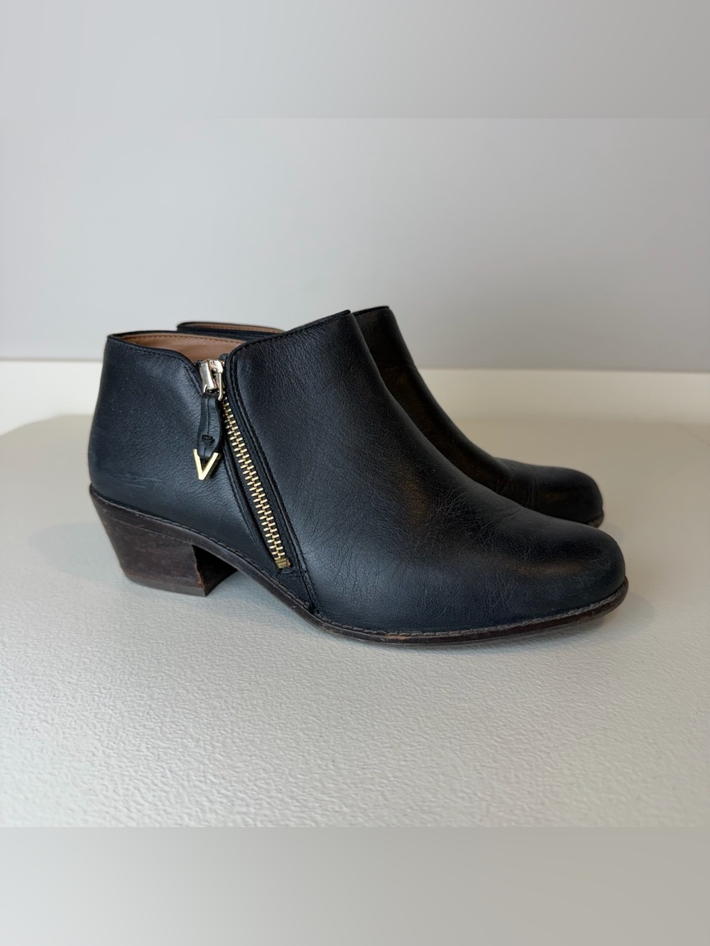 Vionic Black Leather Sleek Neutral Ankle Booties Boots Size 6.5